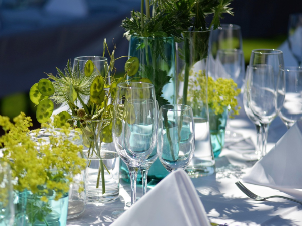 10 Tischdeko Ideen für den Sommer im Garten