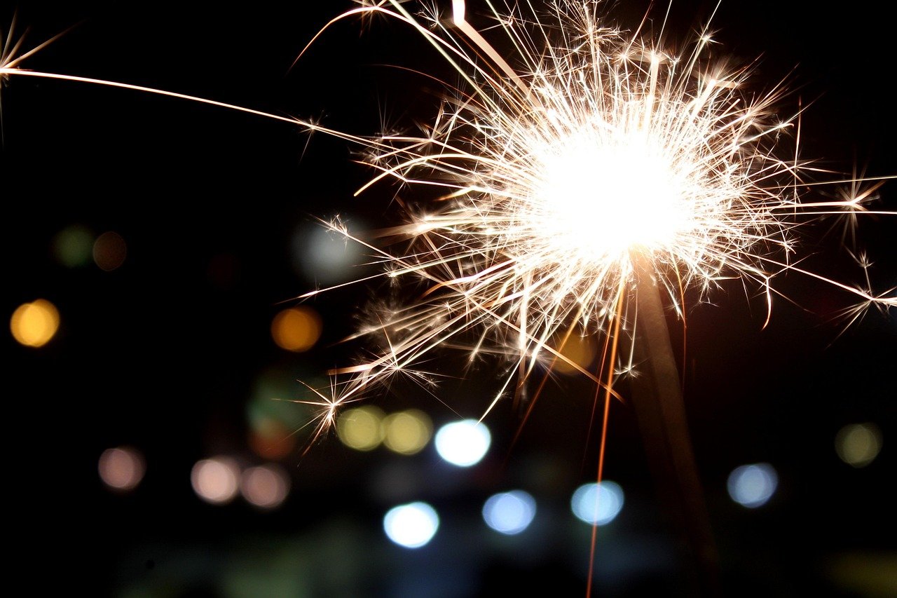 So kreierst du eine elegante Silvester Tischdeko