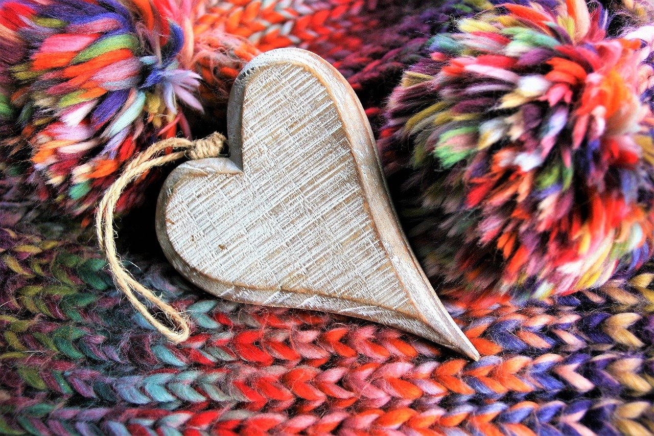 Diese 4 Holz-Deko-Ideen bringen Romantik ins Wohnzimmer
